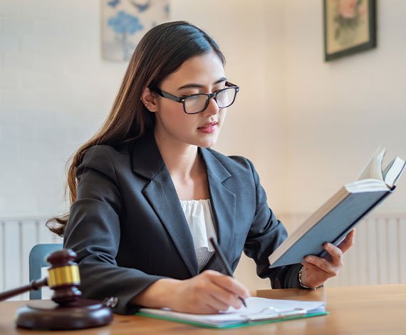 Mujer revisando informes legales